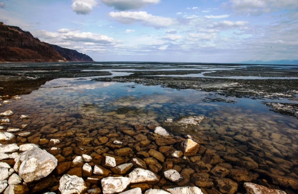 Воды байкала чисты и прозрачны. Озеро Байкал вода. Чистая вода Байкала. Прозрачность озера Байкал. Кристальная вода Байкала.